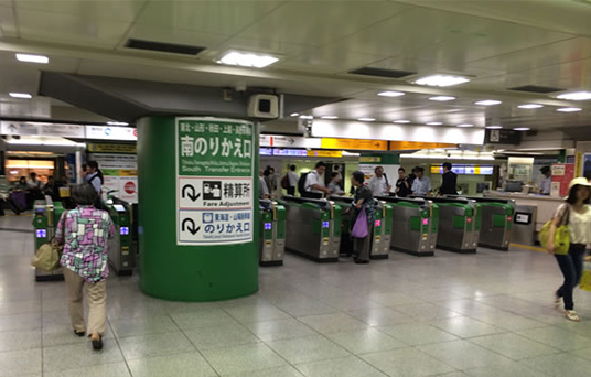図5　左 東京駅新幹線乗り換え口　　右　上海新幹線ターミナル