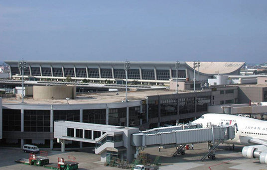 図34　1979年竣工の旧第1ターミナル　右 新旧ターミナルの断面計画